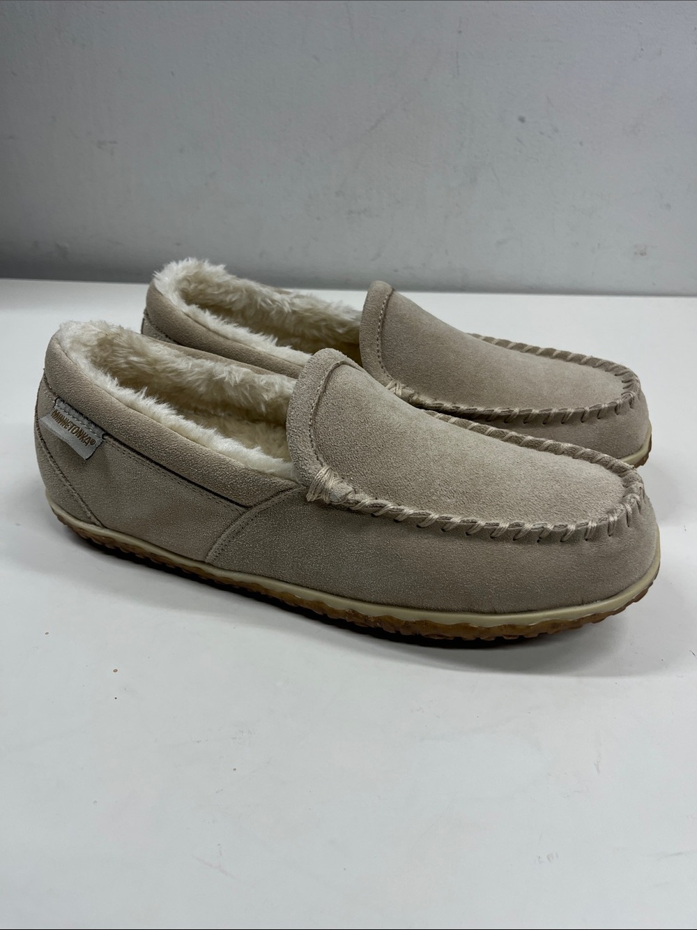 New MINNETONKA Tempe Leather Moccasins with Faux Fur Lining in Tan Size 11